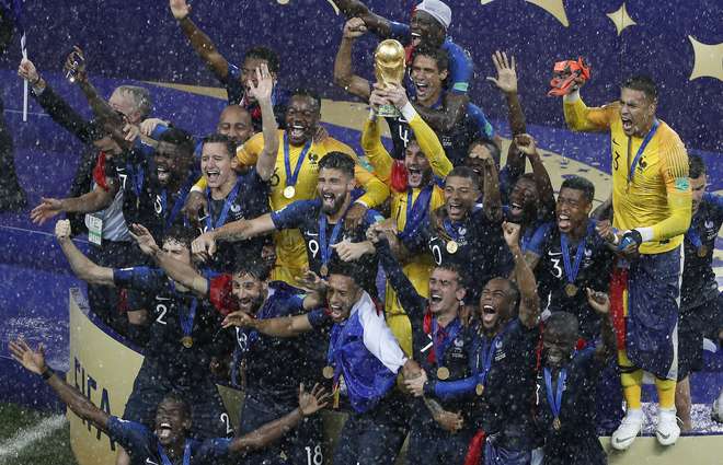 Jogadores franceses comemoram vitória com a taça da Copa do Mundo 2018 - Rodolfo Buhrer / La Imagem/Fotoarena/Folhapress