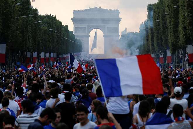 Torcedores franceses lotam avenida mais famosa de Paris após vitória da França na final da Copa - AFP