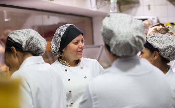 Para melhorar a qualidade da merenda escolar em São Paulo, a chef Janaina Rueda bota a mão na massa literalmente - Arquivo
