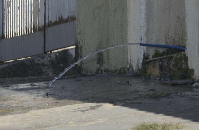 Água é lançada na calçada em rua do Jardim Simus - ERICK PINHEIRO