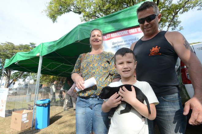 Ivanilde, Bryan e Luiz adotaram um cachorrinho - ERICK PINHEIRO 