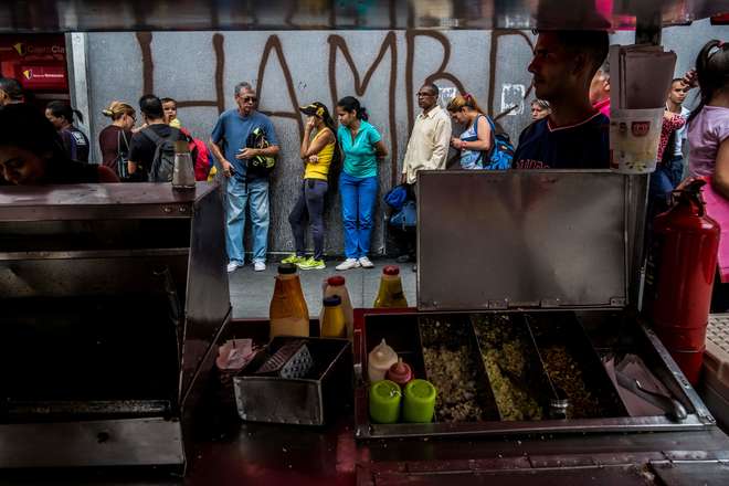 A economia da Venezuela deverá sofrer uma contração de 18% este ano - AFP / Juan BARRETO