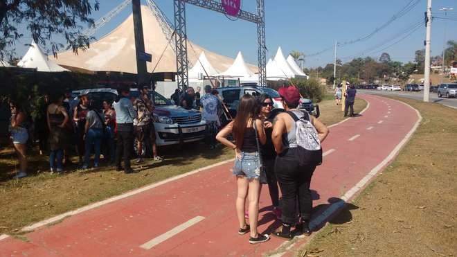 Público que chegava para o festival foi pego de surpresa com a situação - FÁBIO ROGÉRIO