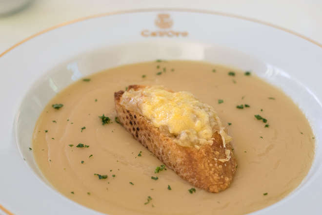 Sopa de cebolas com toast de gruyère: sugestão certeira para um saboroso domingo gelado de Dia dos Pais - Divulgação
