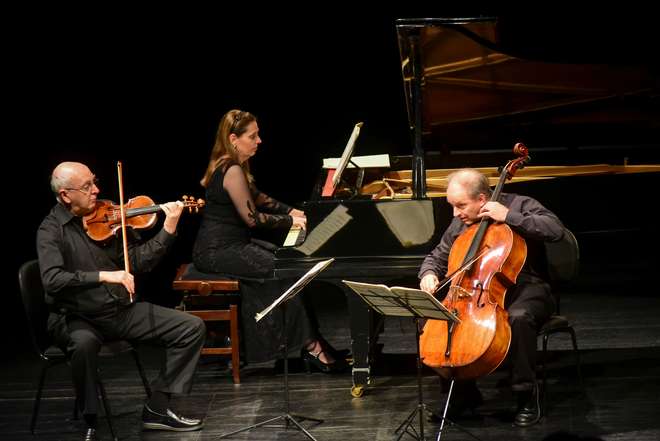 O Trio Nobile é formado pela pianista brasileira Clélia Iruzun, o violinista britânico Anthony Flint e o violoncelista norte-americano Johann Sebastian Paetsch - MIRNA MÓDOLO/DIVULGAÇÃO