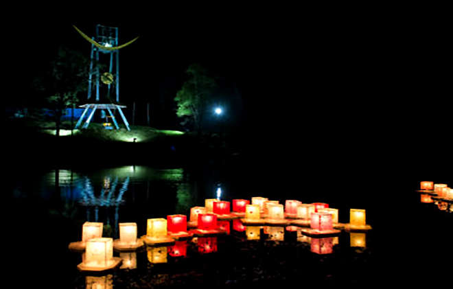 Barquinhos com velas coloridas colocados no lago do Santuário Ecológico: beleza e significado - REPRODUÇÃO - FACEBOOK