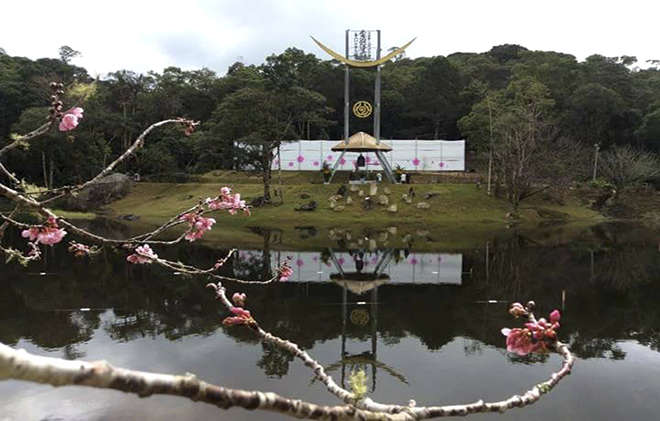 Cerimônia pela paz mundial acontece na sede do santuário, local cercado de matas e lagos - REPRODUÇÃO - FACEBOOK