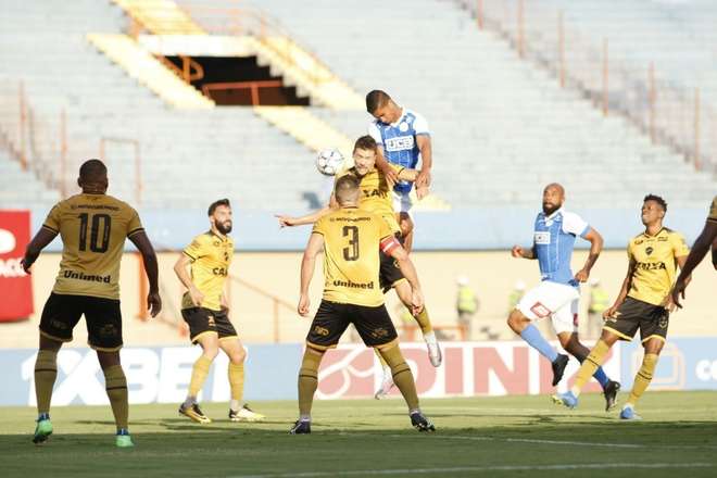 Ricardo Bueno disputa a bola pelo alto: o time não deu um chute ao gol no Serra Dourada - JESUS VICENTE / REPÓRTER AUTÔNOMO