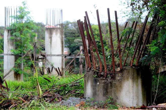 TIETÊ - Um ousado projeto de passarela pênsil com mais de 90 metros virou um elefante branco - EMÍDIO MARQUES