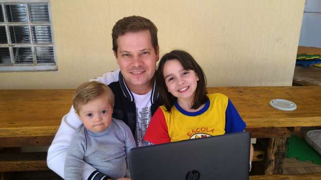 Luiz com os filhos Lucca, 2 anos, e Ana Luiza, 10 anos: ganhos na relação familiar - ACERVO PESSOAL