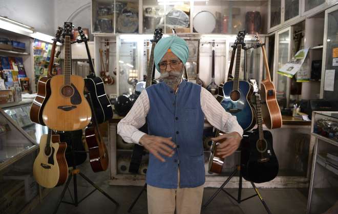 Agit Singh é dono de uma loja de instrumentos musicais - SAJJAD HUSSAIN/AFP