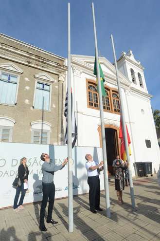 As bandeiras foram hasteadas aos sim do hino nacional - FÃBIO ROGÃ?RIO