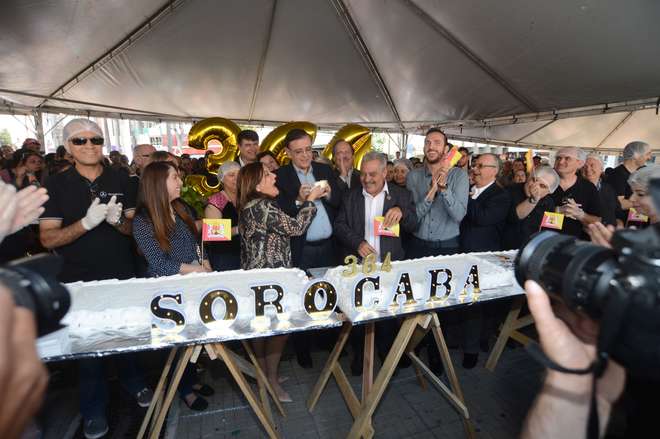 Prefeito e secretÃ¡rios recebem pedaÃ§os do bolo na praÃ§a Coronel Fernando Prestes: a surpresa deste ano - sorocaba